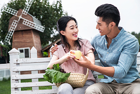 快乐的情侣拿着水果图片