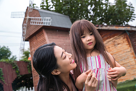 户外幸福的母女图片