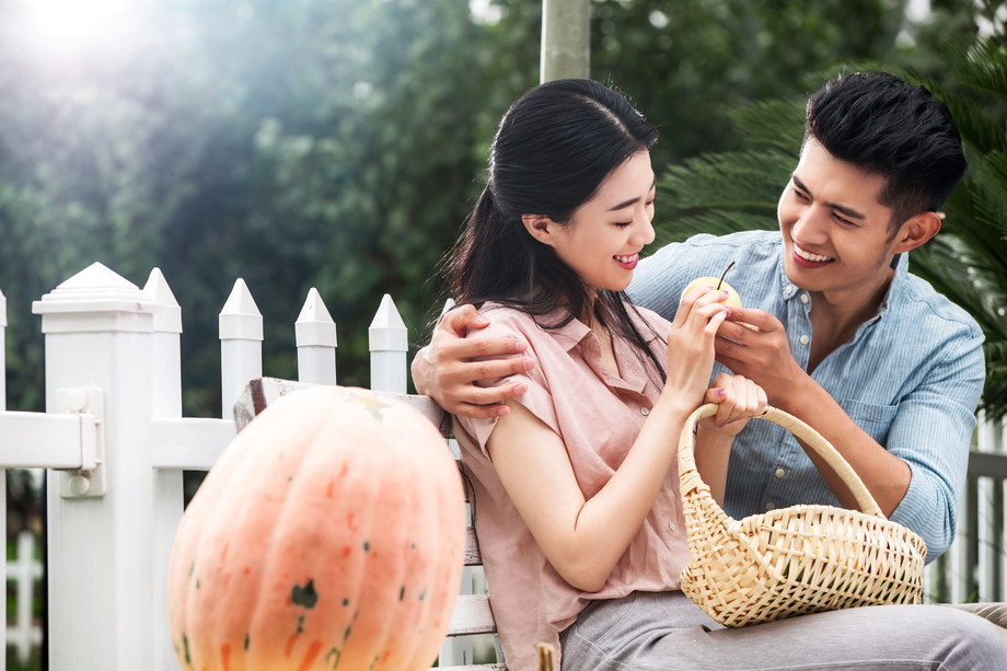 快乐的情侣拿着水果 快乐的情侣拿着水果