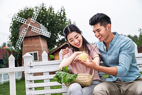 快乐的情侣拿着水果照片