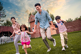 快乐家庭在草地上奔跑