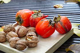 户外柿子和核桃照片