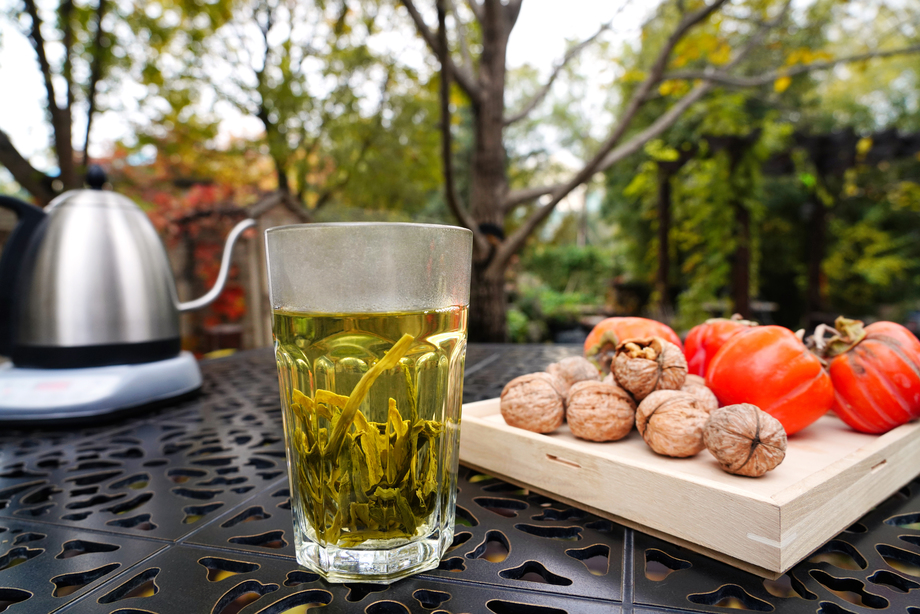 庭院桌子上的茶和柿子核桃 庭院桌子上的茶和柿子核桃
