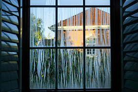 透过有雨滴的窗户向外看