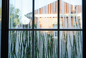 透过雨后的窗户看天气转晴阳光别墅