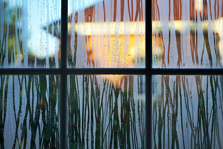 透过雨后的窗户看天气转晴阳光别墅