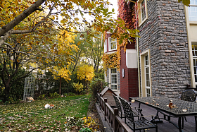 秋天私家别墅的庭院