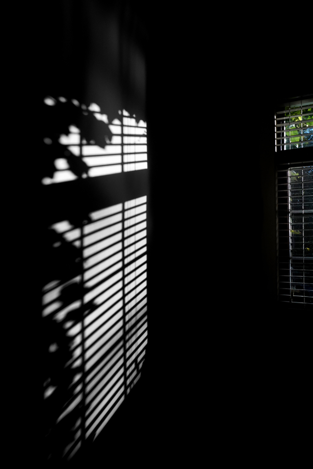 逆光拍摄窗户映到墙壁上的影子