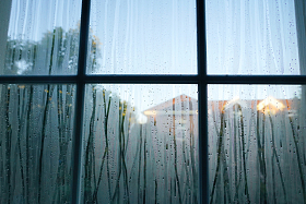 透过雨后的窗户看天气转晴阳光别墅