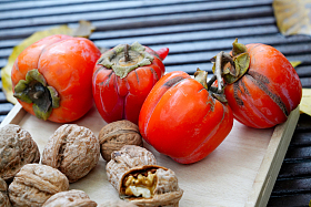 户外柿子和核桃图片