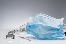 一次性口罩和听诊器照片