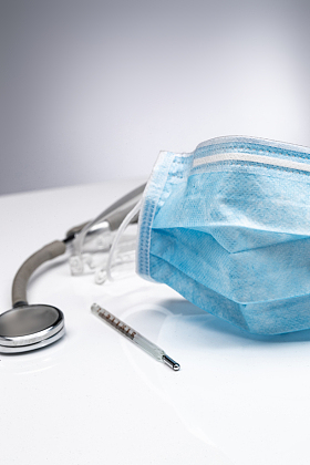 一次性口罩和听诊器图片