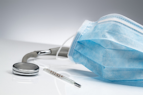 一次性口罩和听诊器