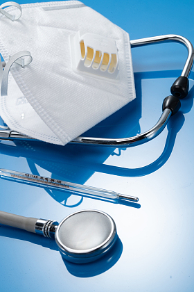 防护口罩和听诊器图片
