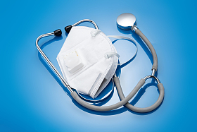 防护口罩和听诊器照片