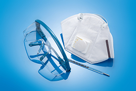 防护口罩和护目镜图片