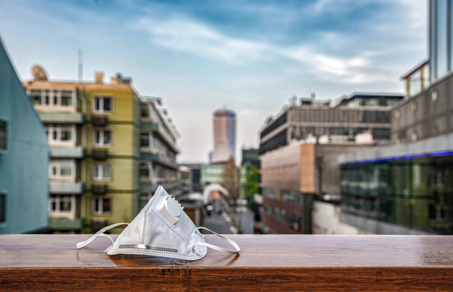 城市建筑背景下的口罩照片