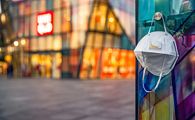 悬挂在户外的口罩