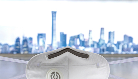 城市建筑背景下的口罩图片