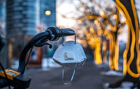 悬挂在自行车上的口罩图片