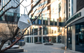 悬挂在户外的口罩