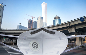 城市建筑背景下的口罩