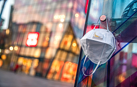 悬挂在户外的口罩图片