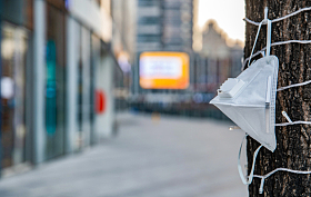 城市建筑背景下的口罩照片