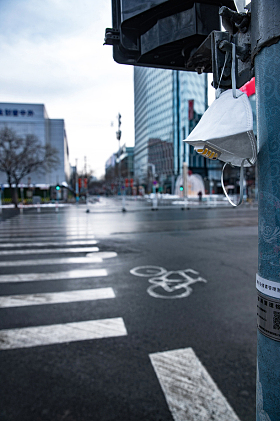 城市建筑背景下的口罩图片