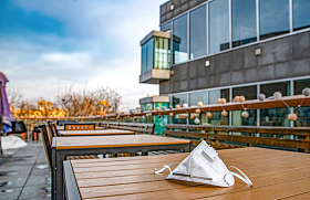 户外餐桌上的口罩照片