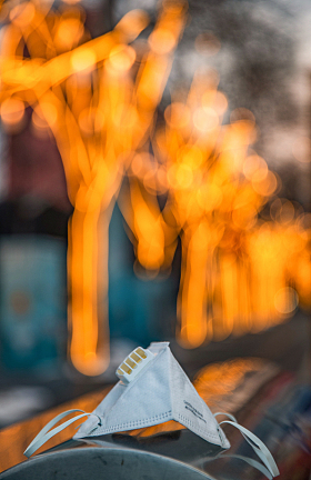 城市背景下的口罩