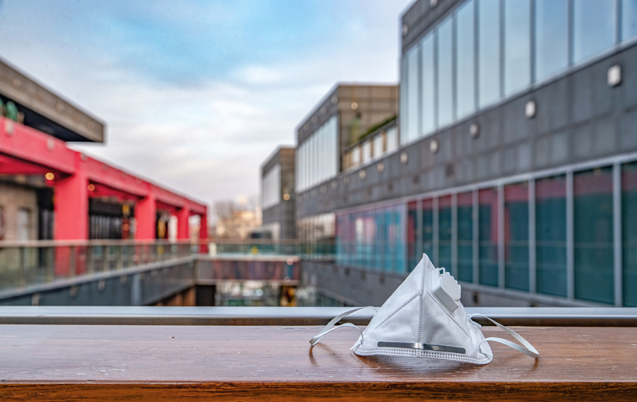 城市建筑背景下的口罩图片 城市建筑背景下的口罩图片