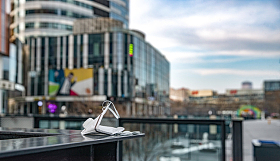 城市建筑背景下的口罩