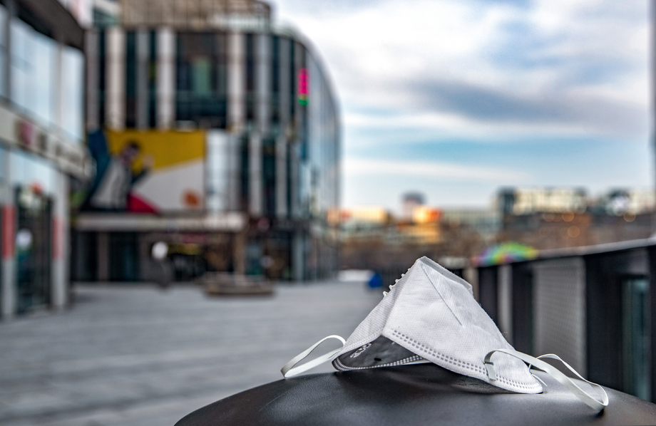 城市建筑背景下的口罩图片 城市建筑背景下的口罩图片