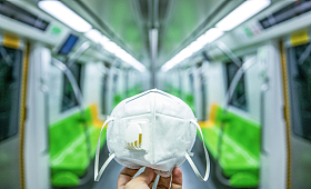 地铁车厢里的N95口罩图片