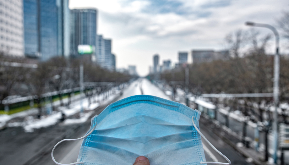 城市背景下的口罩 城市背景下的口罩