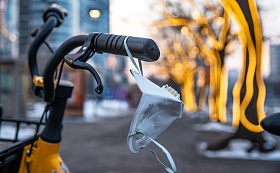 悬挂在自行车上的口罩图片