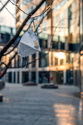 城市建筑背景下的口罩图片
