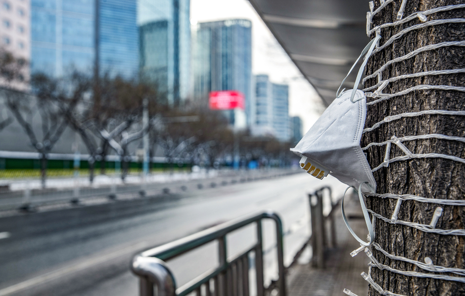 城市建筑背景下的口罩 城市建筑背景下的口罩