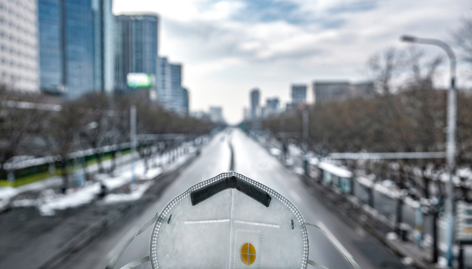 城市建筑背景下的口罩 城市建筑背景下的口罩