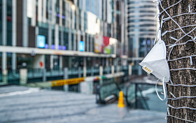 城市建筑背景下的口罩照片