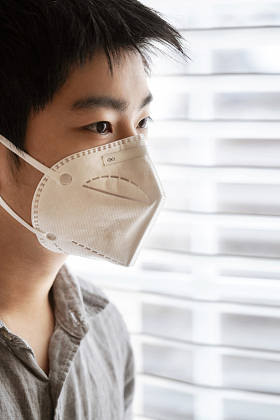 戴口罩的男孩图片