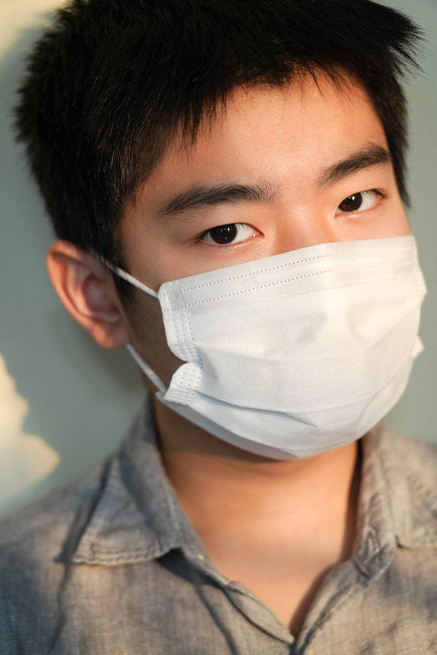 戴口罩的男孩图片