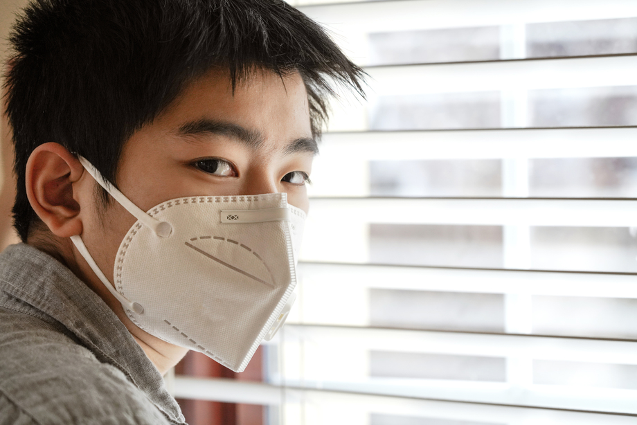 戴口罩的男孩肖像特写图片 戴口罩的男孩肖像特写图片