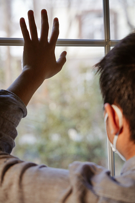 戴口罩的男孩背影