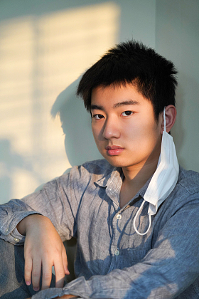 戴口罩的男孩图片