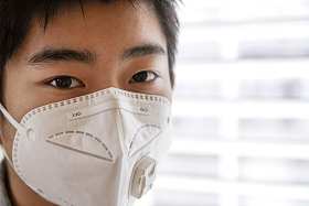 戴口罩的男孩肖像特写图片