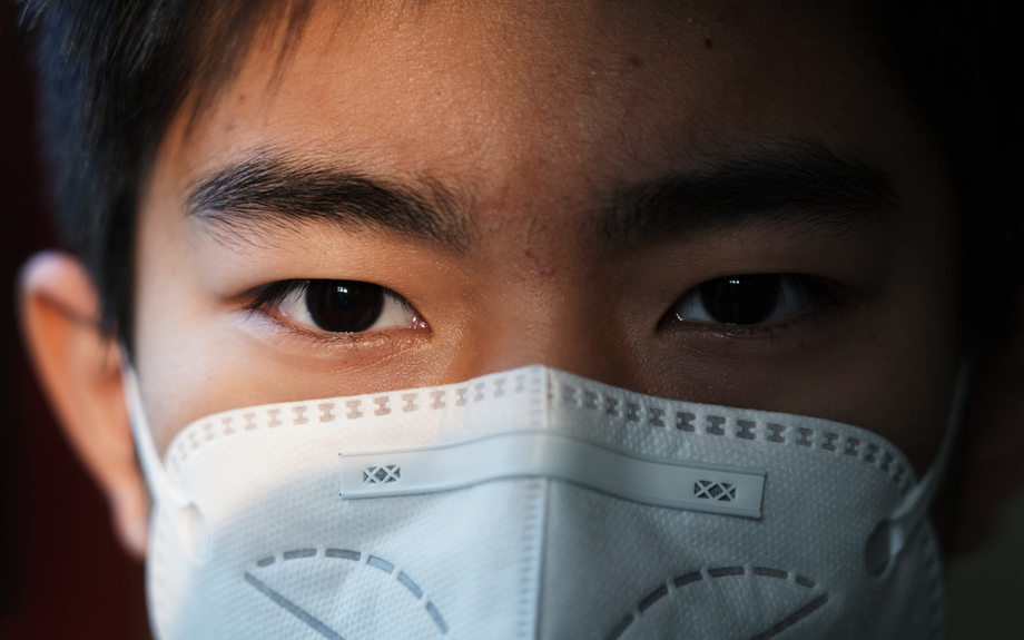 戴口罩的男孩肖像特写 戴口罩的男孩肖像特写