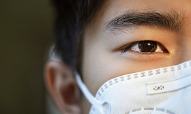 戴口罩的男孩肖像特写图片