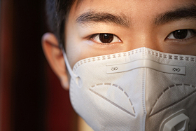 戴口罩的男孩肖像特写图片